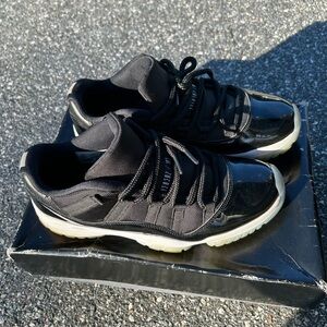Men’s Jordan 11 black white size 10